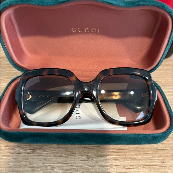 Gucci | Accessories | Gucci Brown Sunglasses Classic  display picture 2